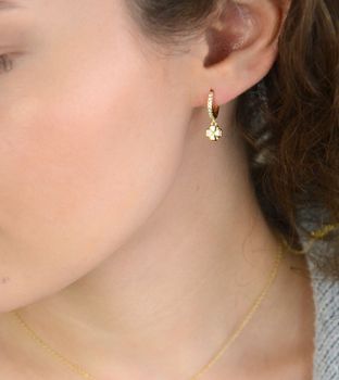 Eleganckie kolczyki damskie Nomination Italy z kolekcji Petit Sparkle. Srebro 925 pozłacane 18K złotem, ozdobne koniczynki z cyrkoniami. Idealny prezent z certyfikatem autentyczności (3).JPG